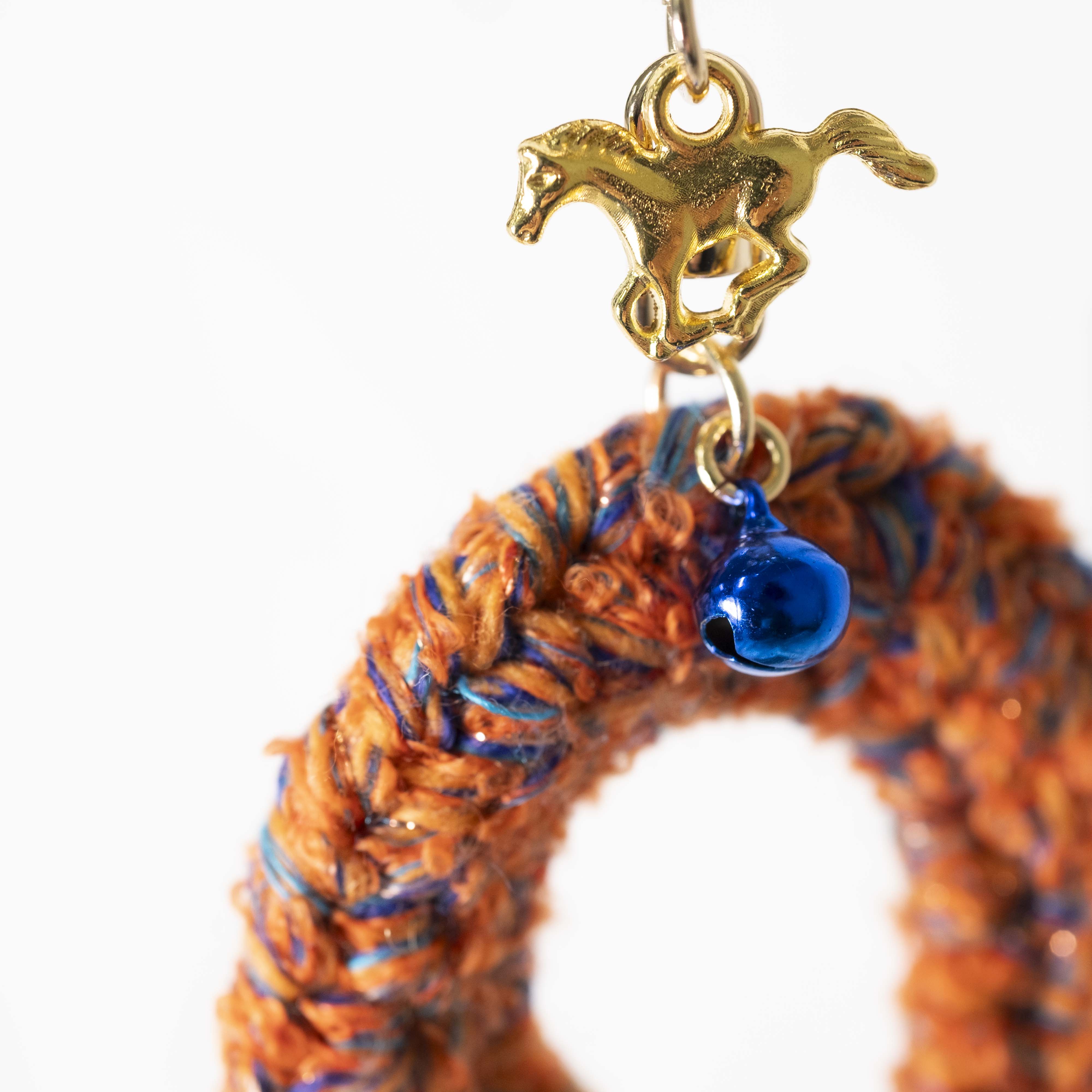 5月4日|ミックスヤーンで編む、馬のひづめ型キーホルダー by ハッピーパンチ編みーズ