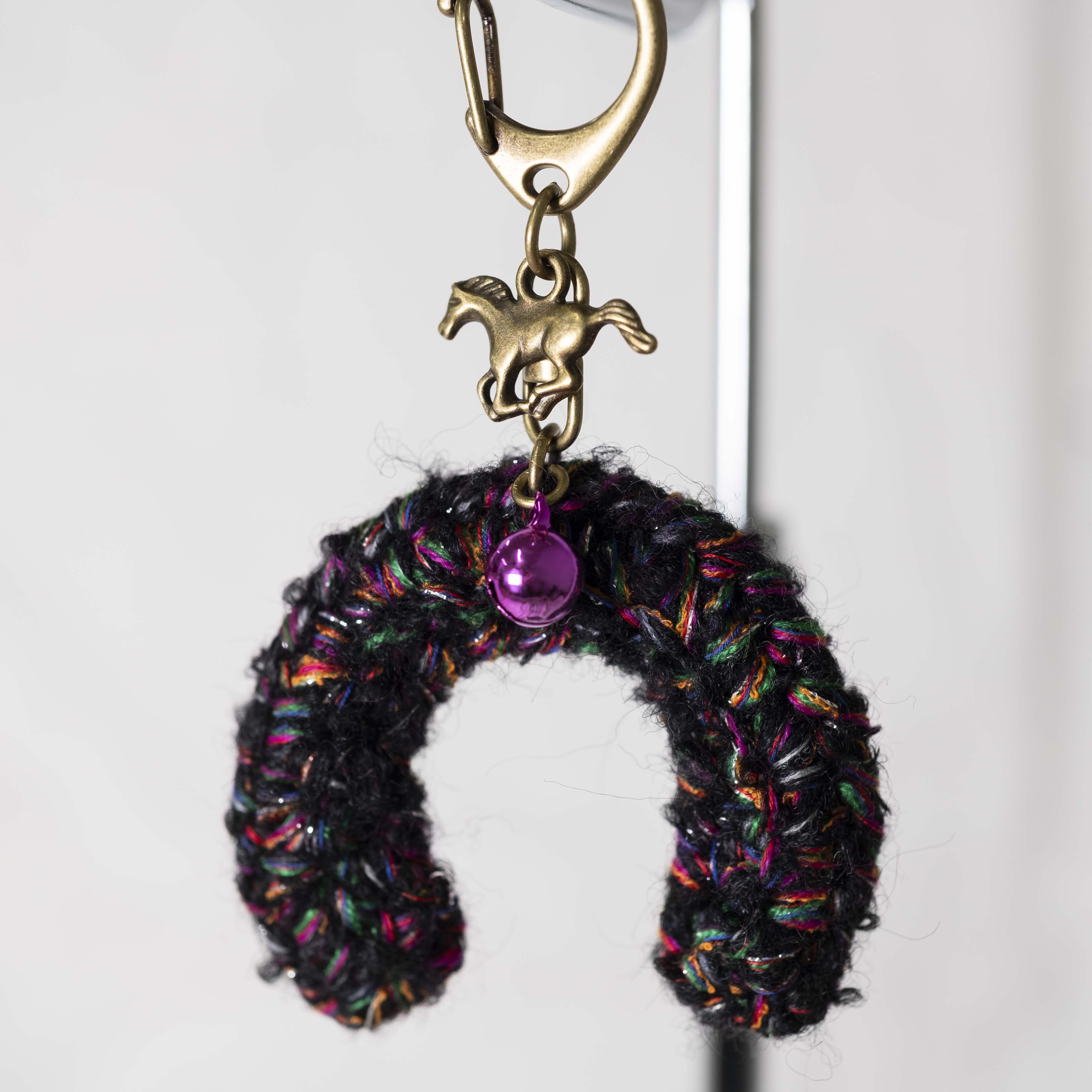 5月4日|ミックスヤーンで編む、馬のひづめ型キーホルダー by ハッピーパンチ編みーズ