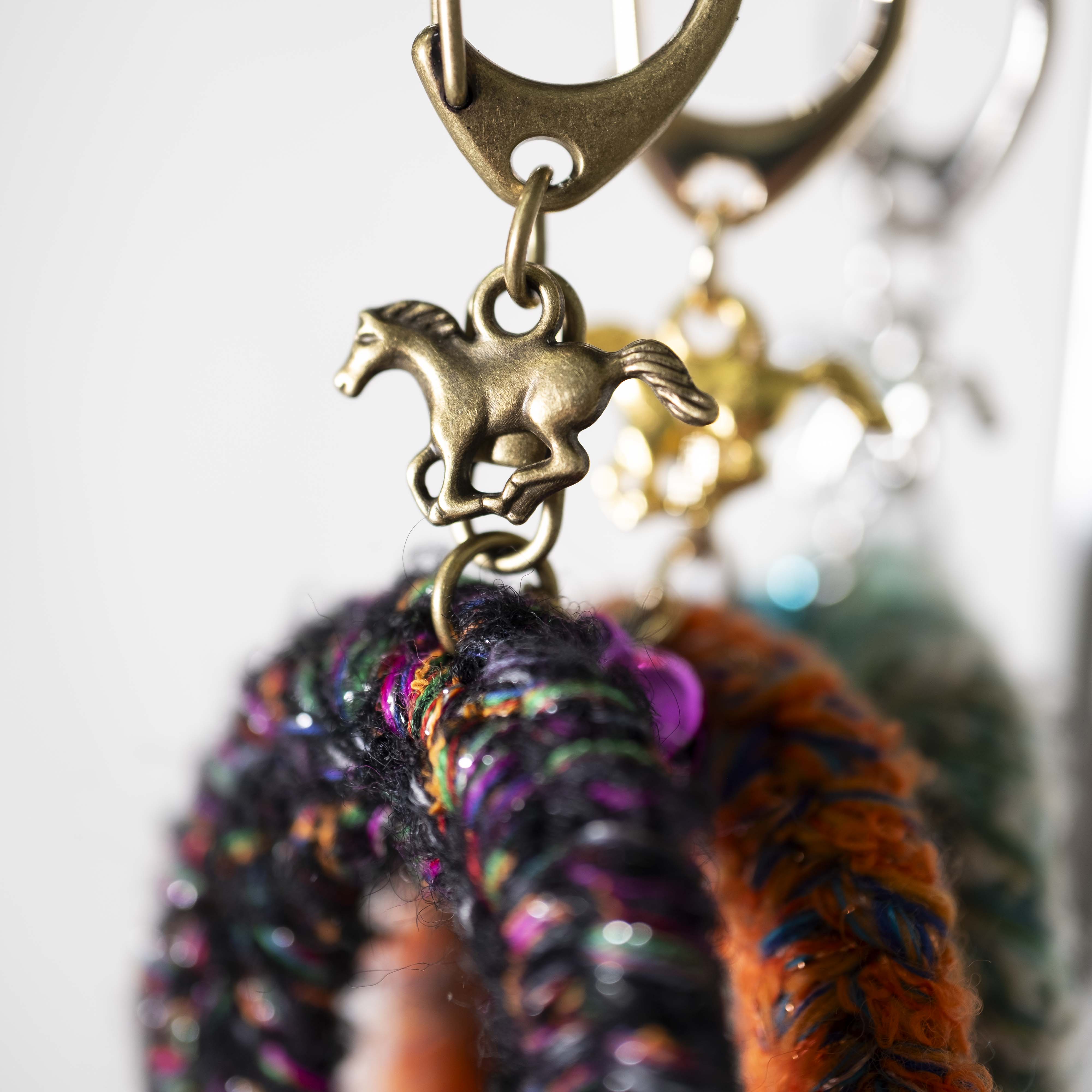 5月4日|ミックスヤーンで編む、馬のひづめ型キーホルダー by ハッピーパンチ編みーズ