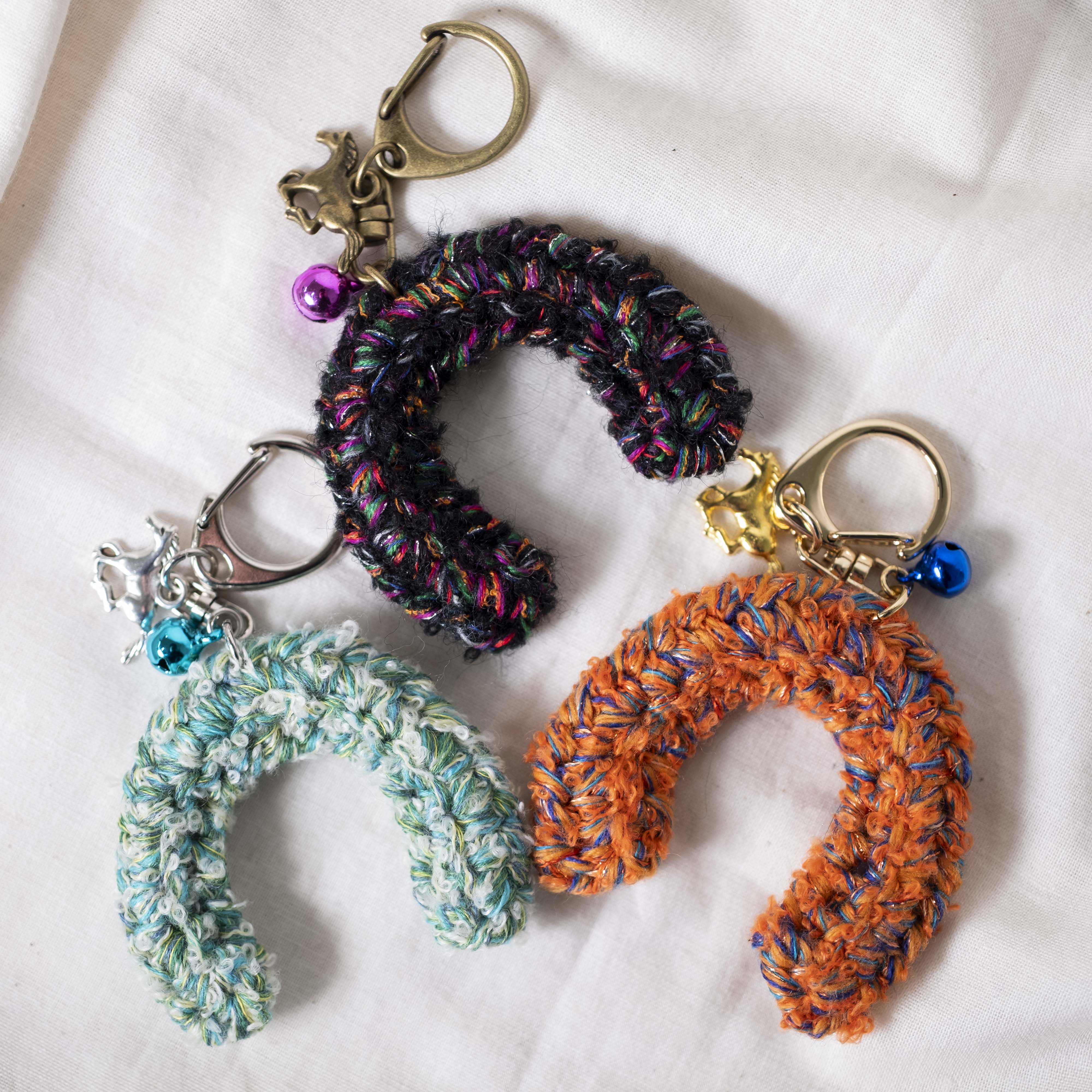 5月4日|ミックスヤーンで編む、馬のひづめ型キーホルダー by ハッピーパンチ編みーズ