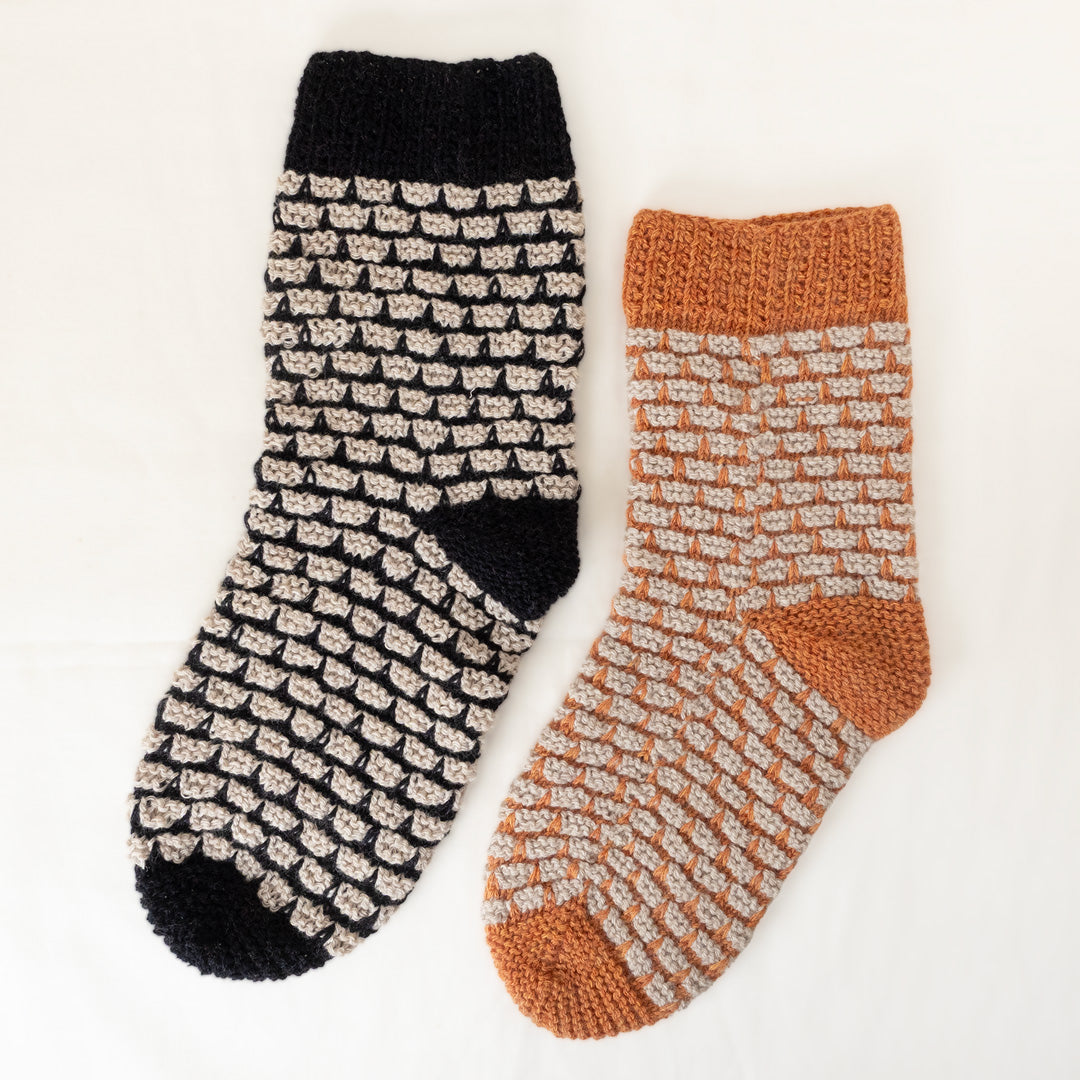 [Text Pattern] Hitsuji Hitsuji Socks designed by ande Nobu (Socks) [PDF]