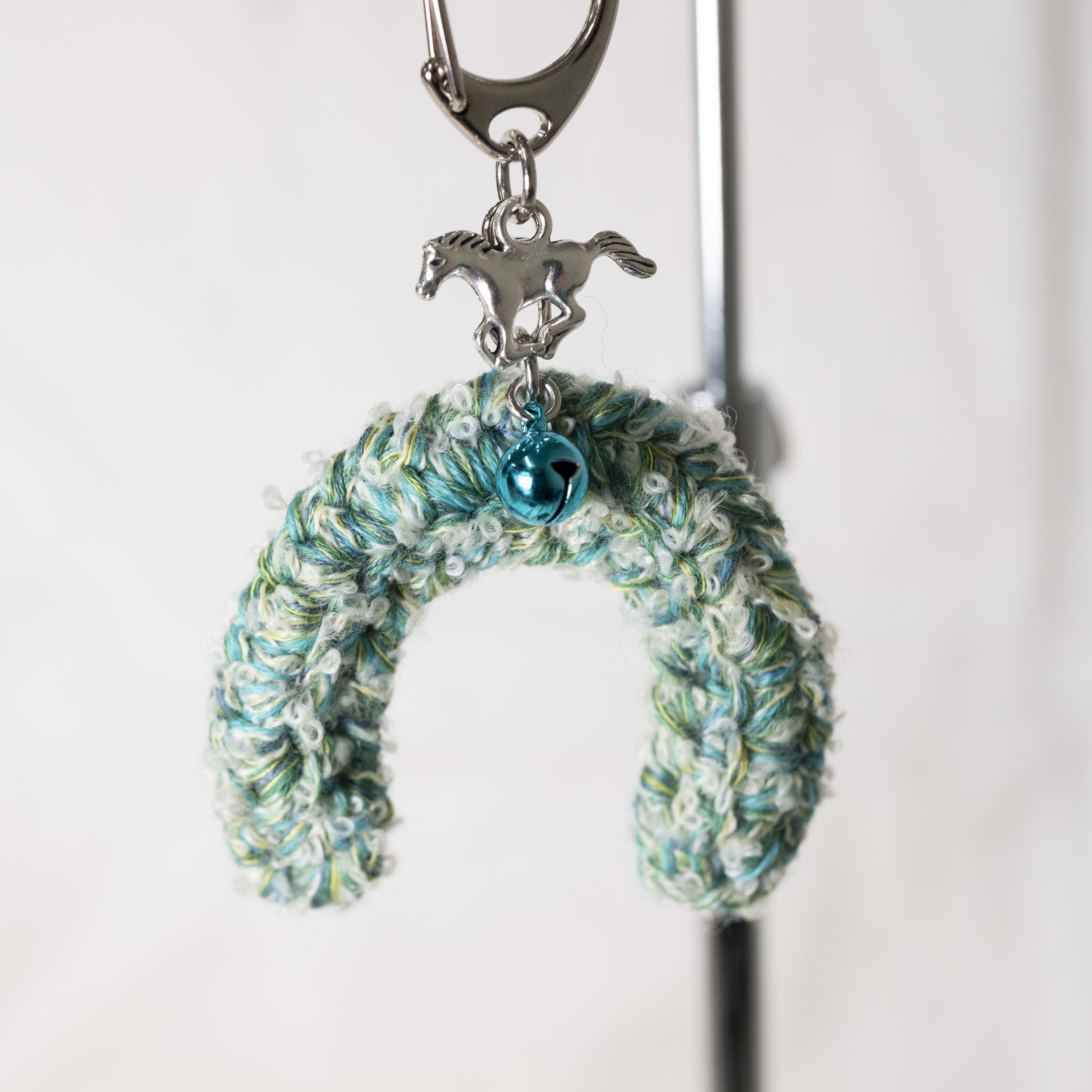 5月4日｜ミックスヤーンで編む、馬のひづめ型キーホルダー by ハッピーパンチ編みーズ