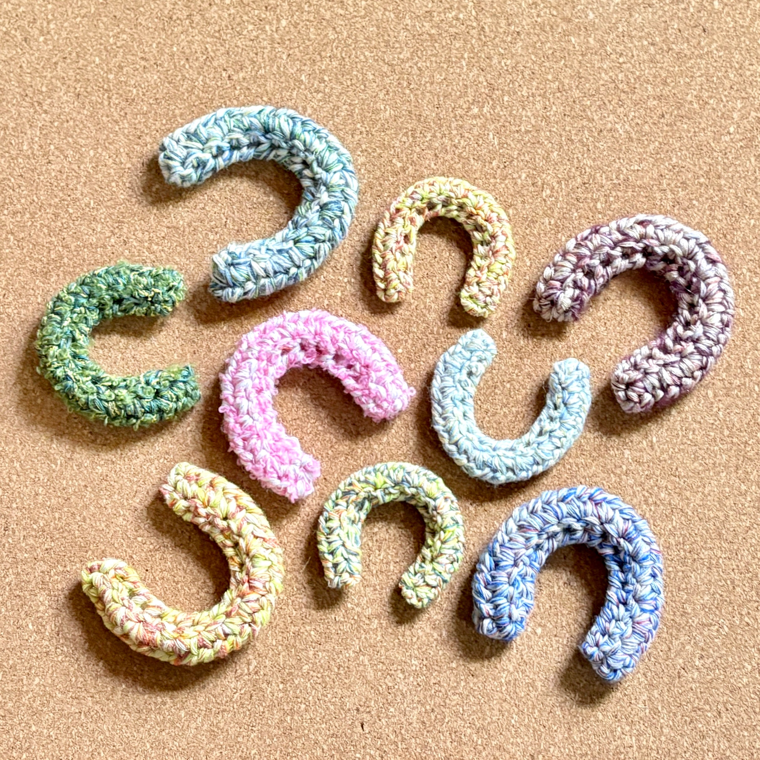 5月4日｜ミックスヤーンで編む、馬のひづめ型キーホルダー by ハッピーパンチ編みーズ